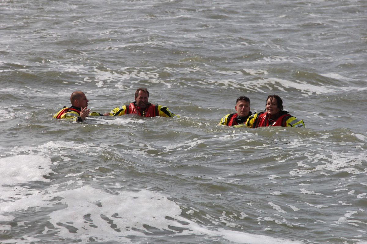 hugodejonge's tweet photo. Op ambtsbezoek in de gemeente Sluis. We bezochten het havengebied in Breskens dat volop in ontwikkeling is en gingen het water op (en in) met de helden van de @KNRMBreskens.

Tijdens een live reddingsactie werden we uit zee gered. Indrukwekkend om mee te maken. https://t.co/jQ36YddLpH