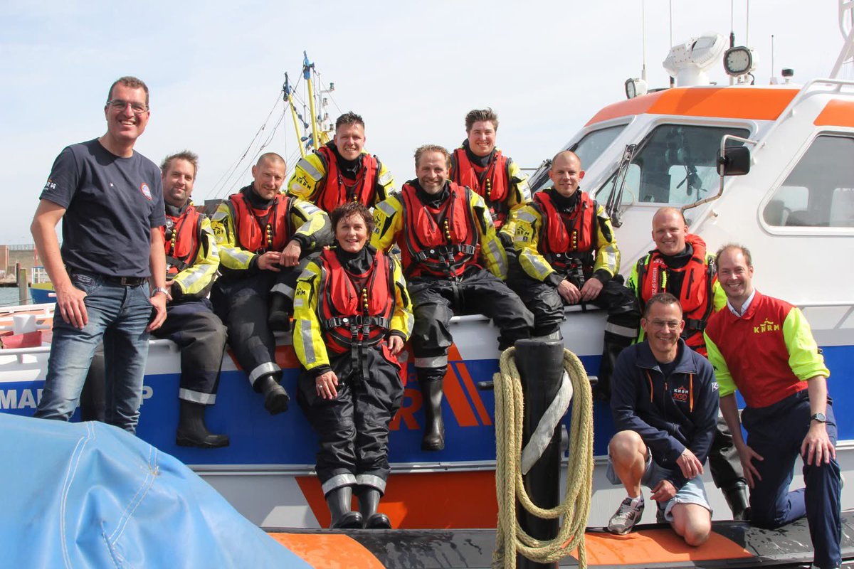hugodejonge's tweet photo. Op ambtsbezoek in de gemeente Sluis. We bezochten het havengebied in Breskens dat volop in ontwikkeling is en gingen het water op (en in) met de helden van de @KNRMBreskens.

Tijdens een live reddingsactie werden we uit zee gered. Indrukwekkend om mee te maken. https://t.co/jQ36YddLpH