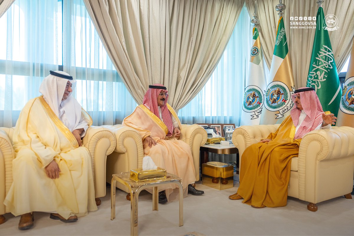 sanggovsa's tweet photo. معالي نائب وزير الحرس الوطني الدكتور ناصر الداود، يستقبل عدداً من أمراء الأفواج الذين قدّموا التهنئة لمعاليه بمناسبة الأمر الملكي الكريم بتعيينه نائباً لوزير الحرس الوطني. 

#وزارة_الحرس_الوطني https://t.co/e0scqFMcfl