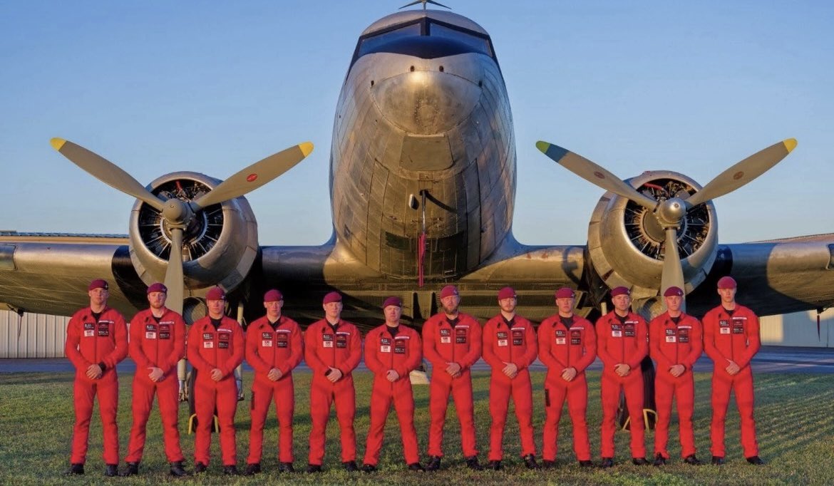 Amazing day with the Red Devils for HMPPS staff today thanks lads <a href="/RedDevilsOnline/">The Red Devils Army Parachute Display Team</a>