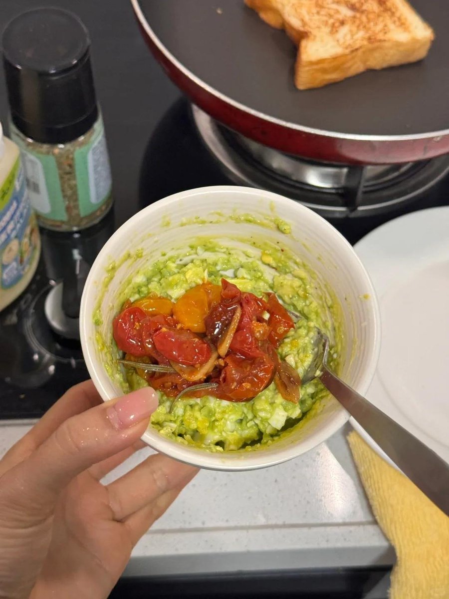 taiahc's tweet image. Every bite is a little celebration. Breakfast is where comfort meets energy, and flavors whisper, ‘You’ve got this.’ Start your day the delicious way. 🥯🧡 #FirstBiteOfTheDay #SimpleJoys