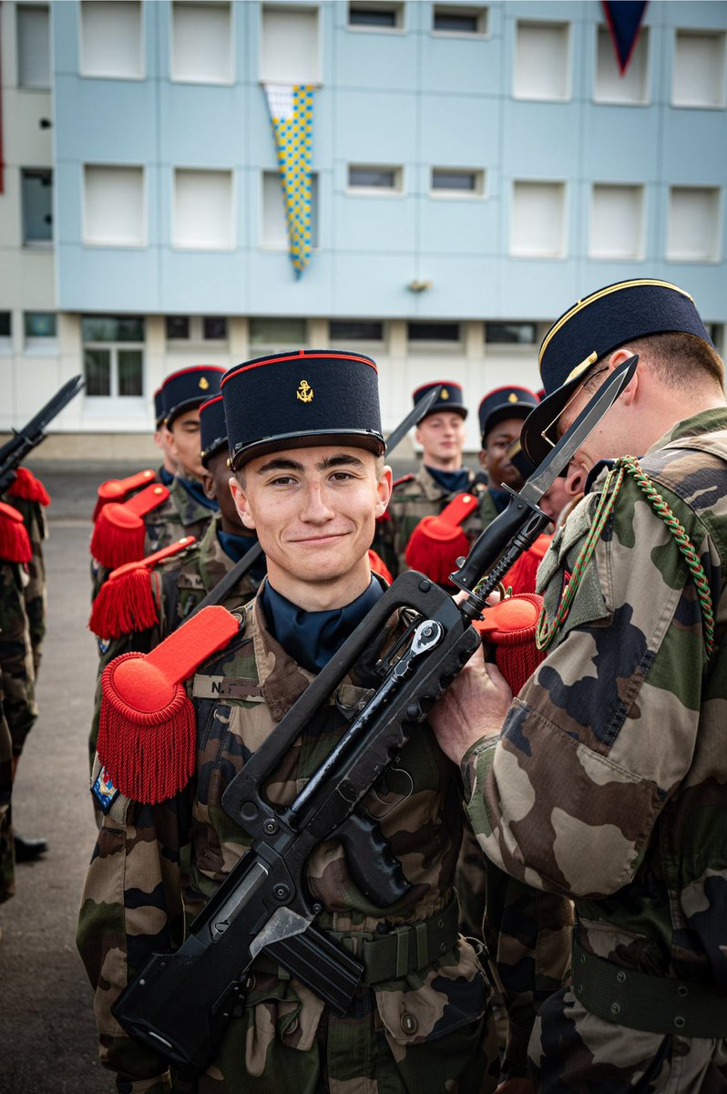 🇫🇷 Les jeunes bigors de la section du lieutenant Victor ont été présentés à l’étendard, marquant ainsi la fin de leur formation et leur appartenance au 11e de Marine. 

Bienvenue à eux ! ⚓️