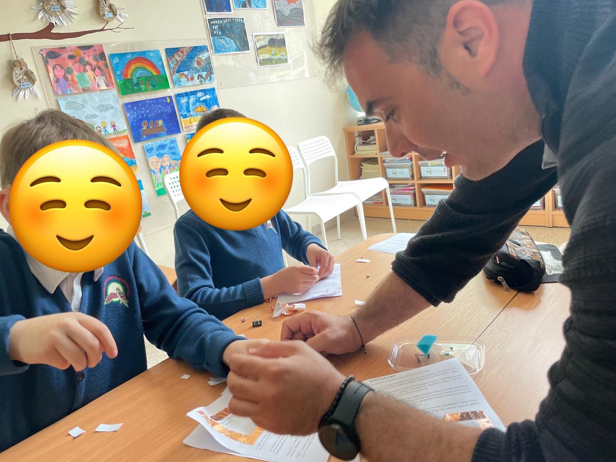 Andres_Gines's tweet photo. Tercer día de observación en Alytus 🇱🇹 danzas, experimentos con electricidad y leds, seguimos con el acompañamiento emocional y proyectos sobre los alimentos e importancia del pescado en la dieta.@sepiegob @Valdespartera3 @AMPA_V3 @dgafprofesorado @dgalextranjeras #MesdeEuropa https://t.co/CDVag5tgsi