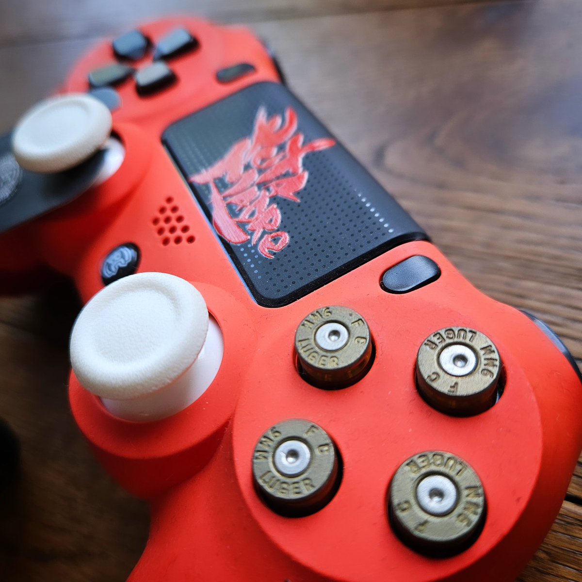 777RUN 🍔🌩🛸 (@realmutafukaz) on Twitter photo Je retombe sur ces superbes manettes custom Mutafukaz et Puta Madre que <a href="/BurnControllers/">Burn Controllers</a> m'avait offert il y a plus de 10 ans 💫 Admirez ces beautés ! Je retombe sur ces superbes manettes custom Mutafukaz et Puta Madre que <a href="/BurnControllers/">Burn Controllers</a> m'avait offert il y a plus de 10 ans 💫 Admirez ces beautés !