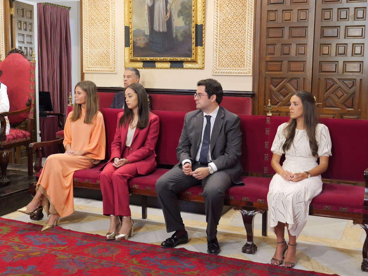 CNotarialCNA's tweet photo. Hoy han tomado posesión en nuestra sede de Sevilla los nueve nuevos notarios que se incorporan en Andalucía.
Nuestra más calurosa bienvenida a todos ellos a esta gran aventura del notariado.
Héctor Alonso González (Lopera)
Sara López-Herrero López (Castillo de Locubín).
Sigue👇 https://t.co/Qvenz7cENk