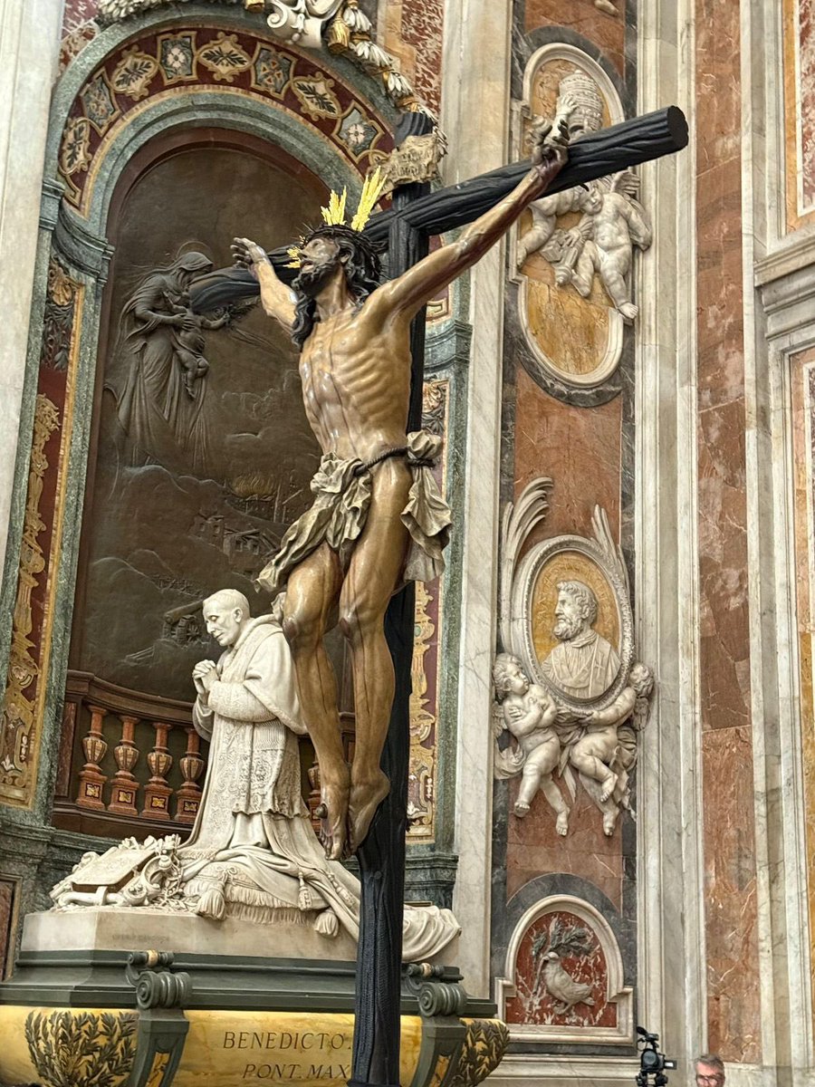 El cachorro de Sevilla y la virgen de la Esperanza de Málaga ya se encuentran en veneración pública dentro de la Basílica de San Pedro en el Vaticano con motivo del Jubileo de la Esperanza 2025.