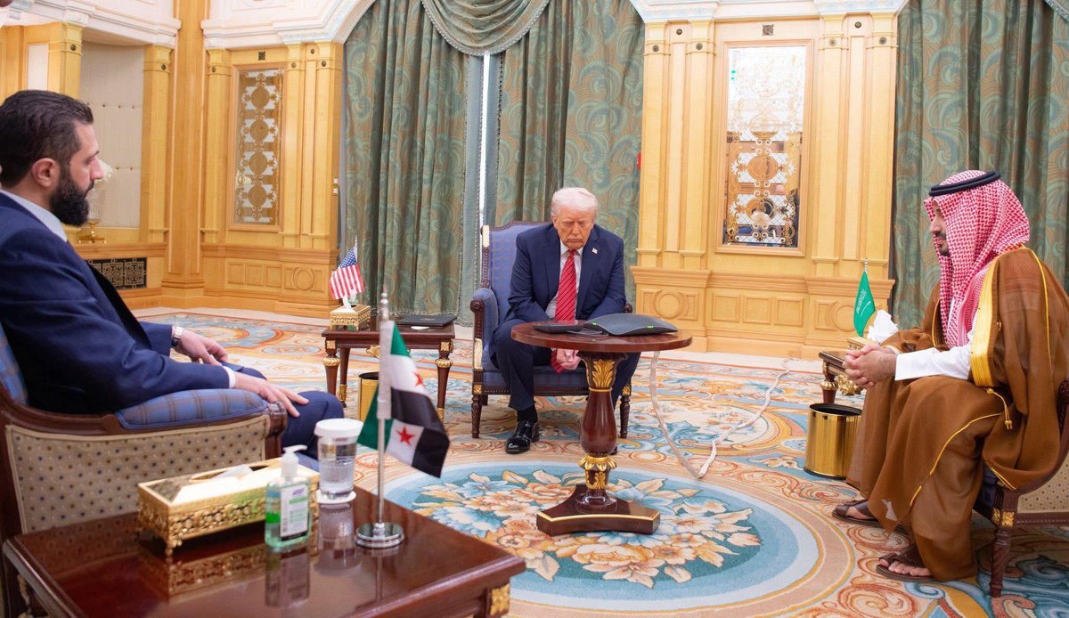 BeFarouk's tweet image. President Trump asked President al-Sharaa to help the United States ensure that ISIS does not return and that the Syrian government takes responsibility for managing the prisons holding ISIS members in northeastern Syria.
This request is considered an official commitment to the…
