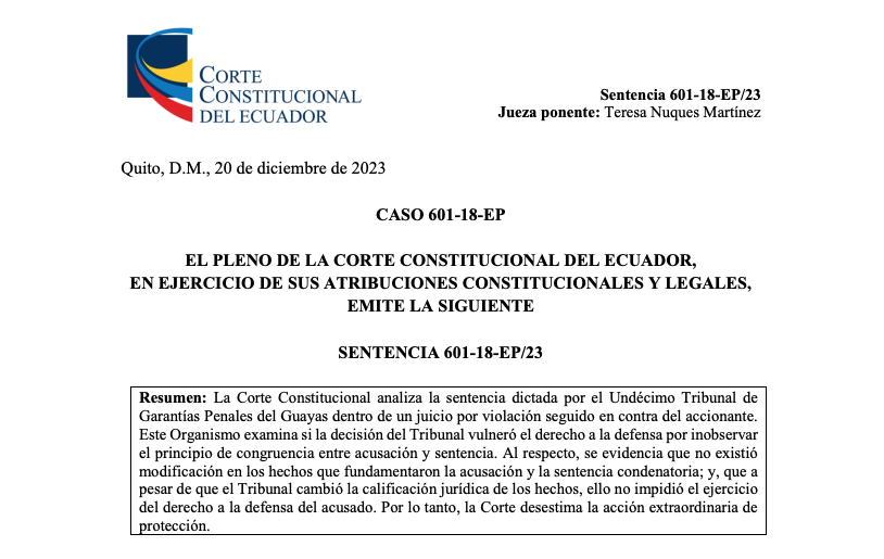 alemorenonoboa's tweet photo. ¿Puede considerarse violado el derecho a la defensa si el juzgador modifica los hechos establecidos por la Fiscalía?

La @CorteConstEcu , en la sentencia No. 601-18-EP/23, establece que el derecho a la defensa se ve comprometido cuando los jueces alteran los hechos que sustentaron la acusación fiscal. No basta con señalar un cambio en la calificación jurídica, a menos que dicha modificación menoscabe el ejercicio pleno de la defensa técnica y material.

✍️Este análisis parte del reconocimiento constitucional del sistema penal acusatorio formal (Art. 195 CRE), que distingue con claridad los roles entre Fiscalía (investigación y acusación) y jueces (resolución sobre lo acusado). En este marco, la congruencia entre acusación y sentencia no es una mera formalidad: es una garantía estructural del debido proceso.

✍️ El principio de congruencia exige que el juzgador se pronuncie únicamente respecto de los hechos y elementos planteados por la Fiscalía. Si el juez excede esos límites, asume funciones que no le competen, desnaturalizando el proceso penal y afectando la legitimidad de la defensa.

✍️ La Fiscalía, como titular de la acción penal, es la única llamada a fijar los hechos y fundamentos probatorios en los que se construye la imputación. Su dictamen condiciona la existencia misma del juicio penal. Sin acusación, no hay juicio posible.

✍️ Durante la etapa de instrucción, el juez cumple un rol de control constitucional: vela por los derechos del procesado, autoriza diligencias, pero no dirige la investigación. En juicio, solo evalúa lo que se ha traído al debate de forma legítima.

✍️ En este contexto, la Corte subraya que el principio de congruencia es una manifestación concreta del derecho a la defensa, ya que permite al acusado conocer, prepararse y rebatir una acusación clara, delimitada y estable. Alterar los hechos en sentencia impide esa preparación y rompe el equilibrio procesal.

Conclusión: El sistema penal no tolera sorpresas. Si el juez transforma los hechos objeto del proceso, desvirtúa el rol de la Fiscalía, excede sus competencias y priva al acusado del derecho fundamental a defenderse de aquello por lo cual fue formalmente acusado.