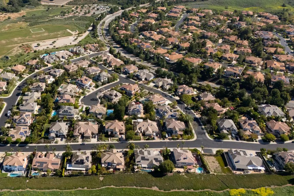 vptxaTYUI's tweet image. Even as inflation eases, mortgage rates remain elevated due to new tariffs and are unlikely to fall significantly before the economy takes a severe downturn.