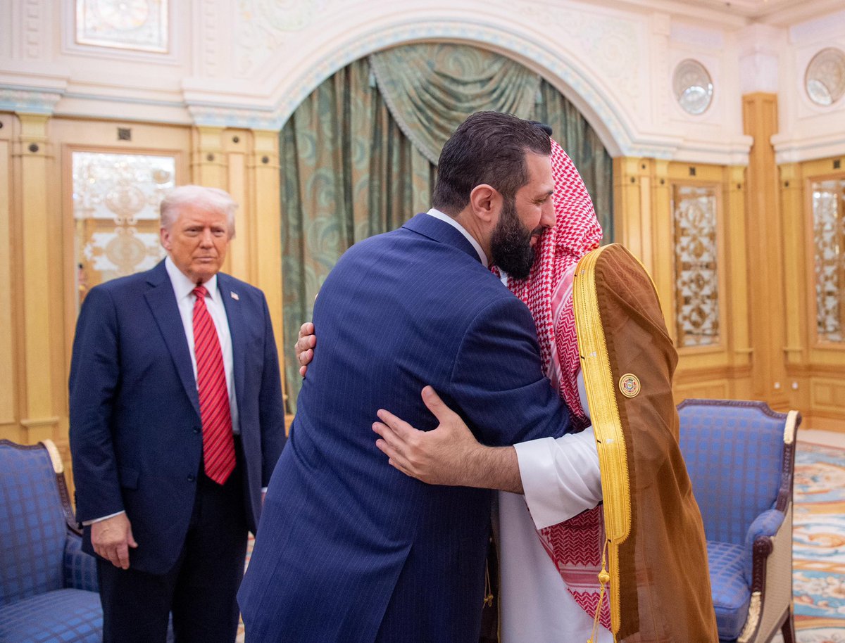 إنجاز عظيم وتاريخي.

الصور كانت ومازالت تتحدث:

إلى أنتهض يكفي وإلى مد يغني
                 وإلى تكلم كل شيء معه لان

وإلى وعّد يوفي وإلى قال يعني
         وإلى ارتكى للحمل شاله بليهان

ارتكى لها ابو سلمان ، ورقت سوريا سنود.

حفظ الله سمو سيدي ولي العهد.