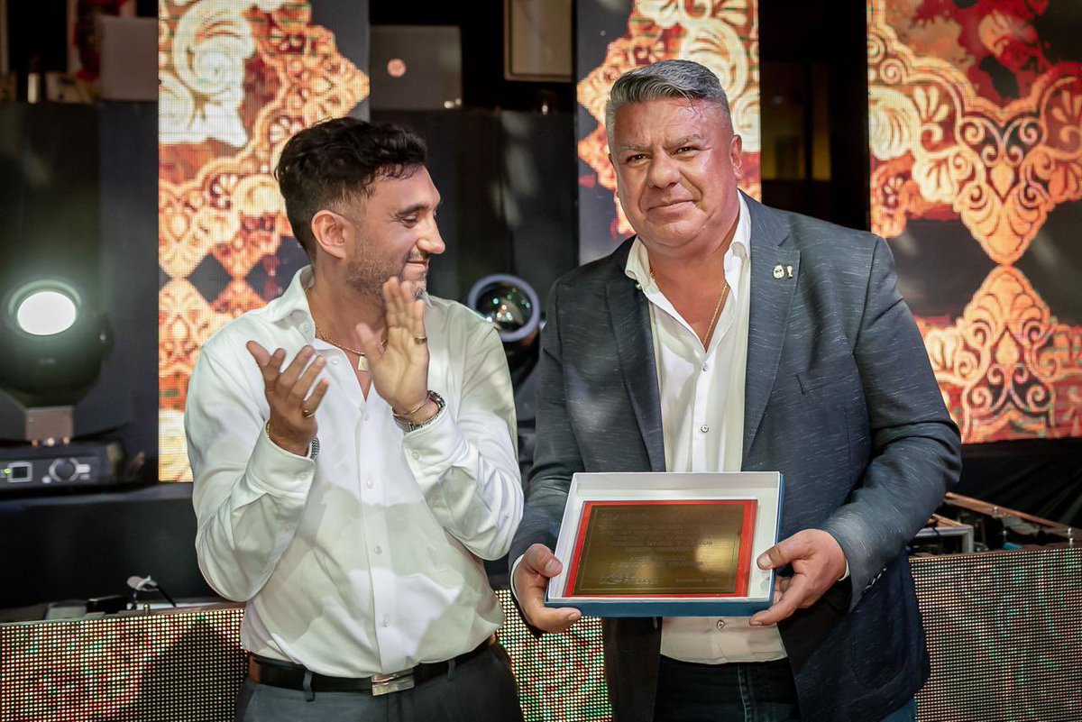 En este Día del Dirigente Deportivo, un abrazo especial para <a href="/tapiachiqui/">Chiqui Tapia</a>. 

Tu trabajo al frente de la AFA no solo trajo títulos, sino orgullo, identidad y laburo para todo el fútbol argentino.

¡Feliz día! 🇦🇷⚽