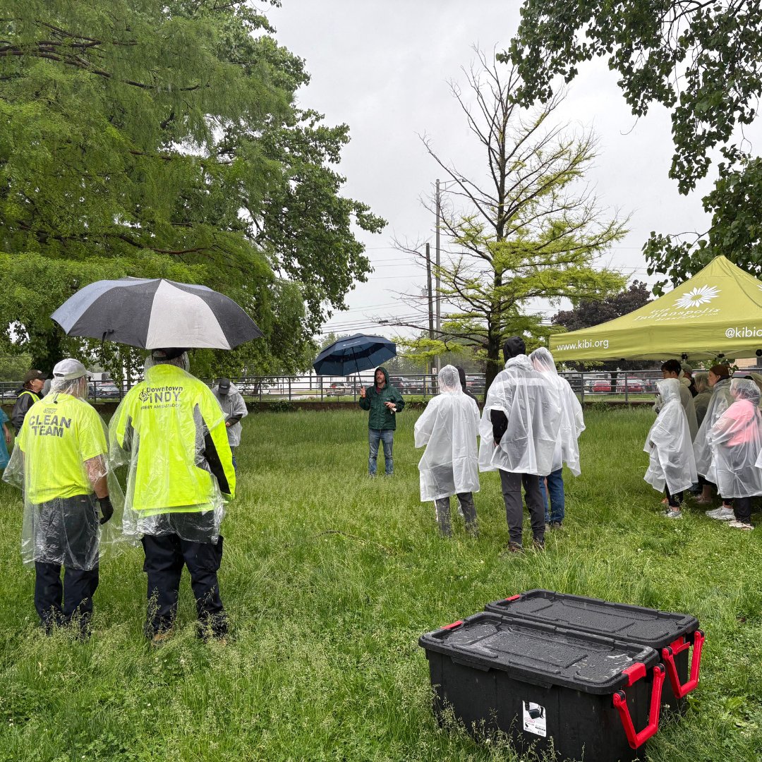IndyDT's tweet image. Rain or shine, community volunteers support a clean, green and beautiful Downtown Indianapolis! ☔ @kibiorg 

Thank you @IndyDT Clean Team and @Cummins employees for braving the rain to pick up litter at Ensign Graham Edward Martin Park. 🗑️
