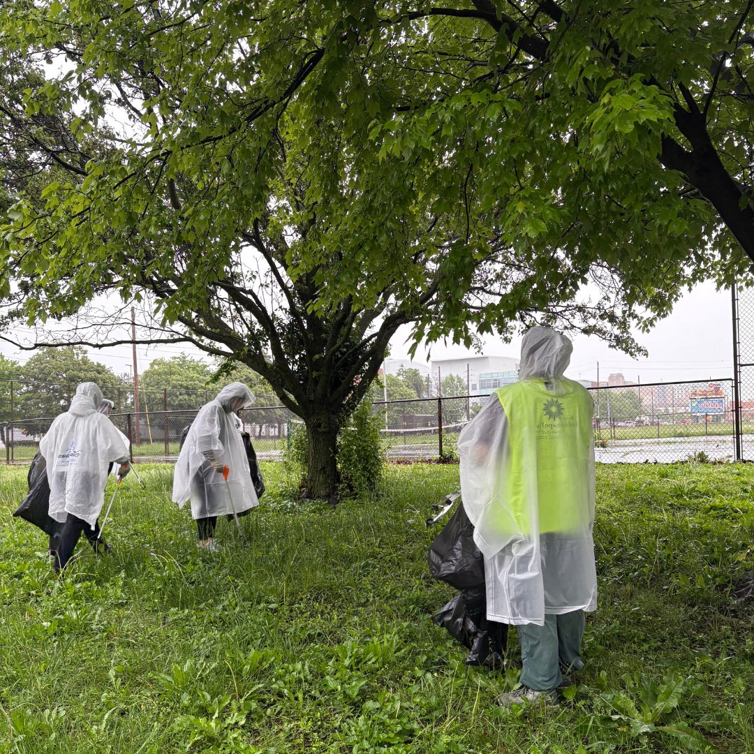 IndyDT's tweet image. Rain or shine, community volunteers support a clean, green and beautiful Downtown Indianapolis! ☔ @kibiorg 

Thank you @IndyDT Clean Team and @Cummins employees for braving the rain to pick up litter at Ensign Graham Edward Martin Park. 🗑️