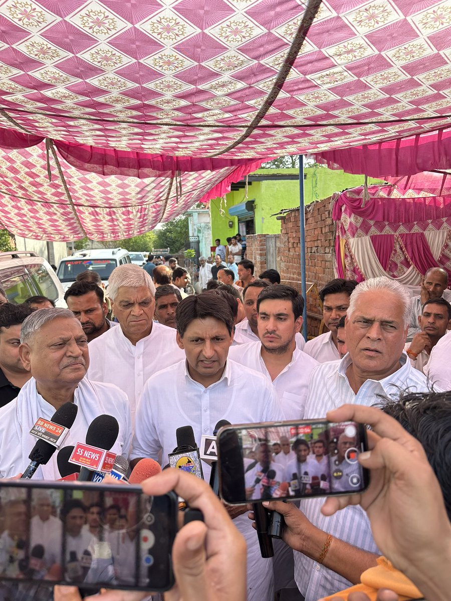 Rohit Nagar (@rohitnagarinc) on Twitter photo आज <a href="/DeependerSHooda/">Deepender Singh Hooda</a> भैया के साथ पलवल जिले में ‘ऑपरेशन सिंदूर’ में LOC पर पाकिस्तानी गोलीबारी में अपना सर्वोच्च बलिदान देने वाले शहीद लांस नायक दिनेश शर्मा के घर पहुंचकर श्रद्धांजलि अर्पित की और परिवार का ढांढस बंधाया। आज <a href="/DeependerSHooda/">Deepender Singh Hooda</a> भैया के साथ पलवल जिले में ‘ऑपरेशन सिंदूर’ में LOC पर पाकिस्तानी गोलीबारी में अपना सर्वोच्च बलिदान देने वाले शहीद लांस नायक दिनेश शर्मा के घर पहुंचकर श्रद्धांजलि अर्पित की और परिवार का ढांढस बंधाया।