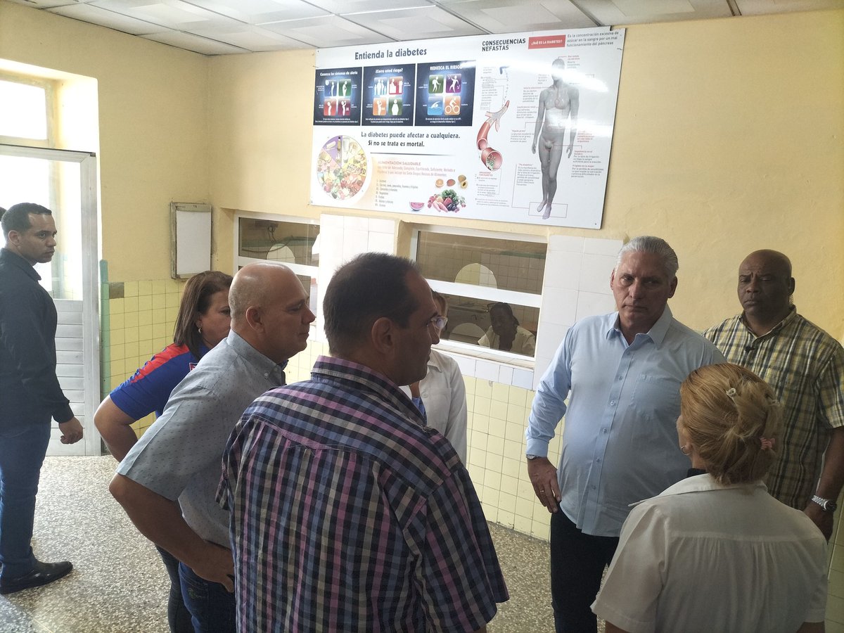 PartidoPCC's tweet photo. En el policlínico Angel Machaco Ameijeiras, en Guanabacoa, se acomete un proceso de rehabilitación. Esta jornada fueron visitadas por @DiazCanelB y @DrRobertoMOjeda varias de sus áreas, entre ellas la sala de terapia intensiva inaugurada por el Comandante en Jefe el 5/5/2005 https://t.co/ur7N1x78aJ