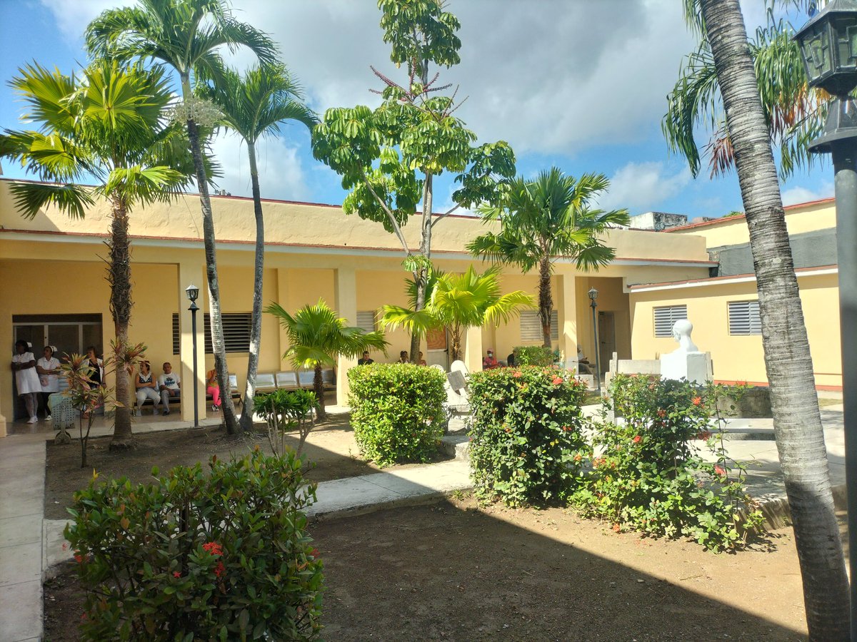 En el policlínico Angel Machaco Ameijeiras, en Guanabacoa, se acomete un proceso de rehabilitación. Esta jornada fueron visitadas por <a href="/DiazCanelB/">Miguel Díaz-Canel Bermúdez</a> y <a href="/DrRobertoMOjeda/">Dr. Roberto Morales Ojeda</a> varias de sus áreas, entre ellas la sala de terapia intensiva inaugurada por el Comandante en Jefe el 5/5/2005