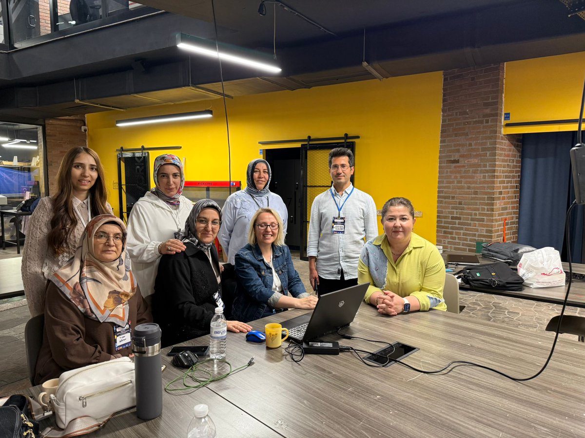 Konya Scientix STEM Eğitimi Çalıştayı, 12-15 Mayıs 2025, bugün ögretmenlerin STEM Eğitimi projelerinin Prototiplerini ve sunumlarını hazırlama etkinliğiyle devam ediyor.