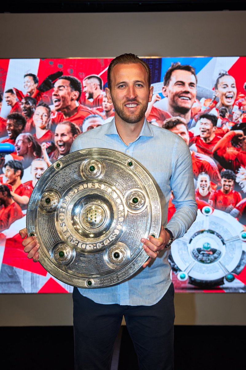 HKane's tweet photo. A pleasure being at the museum today to put the trophies on display! https://t.co/PeK3f3tZ4K