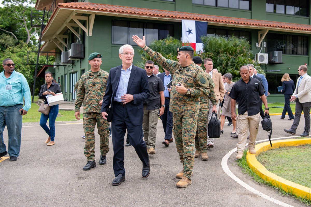 Southcom's tweet image. Strengthening Partnerships in Panama:
National Defense University CAPSTONE students visited @senafrontpanama in #Panama to study security cooperation firsthand, focusing on border security & humanitarian assistance. This in-person visit demonstrates the strong US-Panama defense…