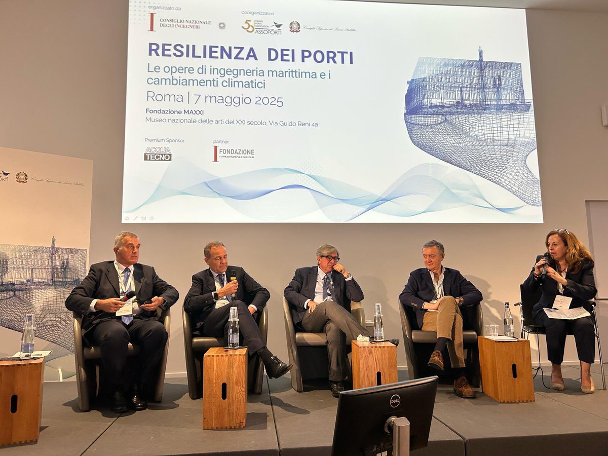 💡💡💡 Giampieri interviene al convegno "Resilienza dei porti"
Al convegno organizzato in collaborazione con l’ordine degli ingegneri abbiamo parlato di ingegneria marittima.

Leggi la news e guarda foto e presentazioni al link : assoporti.it/it/associazion…