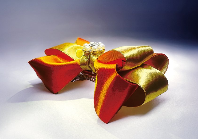 プラントさん（@Purantoppp）が作ってくれたリボン🎀
写真に撮って絵作りしてみました。

色鉛筆画の教材としてフォロワーの方にシェアします。色鉛筆画のモチーフにどうぞお使いください。

素敵なリボンを作ってくれたプラントさんありがとう😊

私も折を見てチャレンジだー✏️