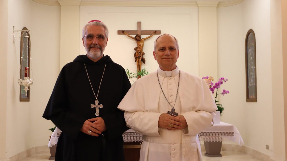 Es nuestro hermano agustino, Papa León XIV. Respeto, fidelidad, obediencia.
Su entrega nos inspira; su naturalidad nos desarma; su servicio nos anima; su seguridad nos conforta.
El amor como eje, la comunión como necesidad, la evangelización como tarea. En el mundo de hoy.