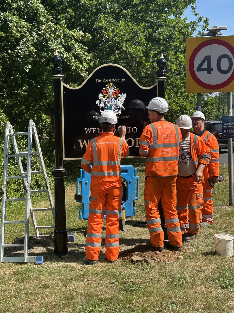 windsorlibdems's tweet image. Welcome to Windsor!! Beautiful new grant funded signs being installed - thanks to Cllr Amy Tisi, the RBWM officers &amp;amp; Volker for making this happen 👏👏👏