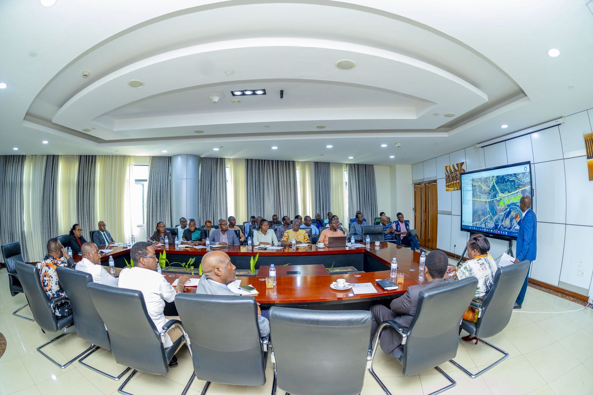 City of Kigali (@cityofkigali) on Twitter photo Umujyi wa Kigali ufatanyije na <a href="/wasac_rwanda/">Water and Sanitation Corporation Group |Rwanda</a> bahuye n'abahagarariye inzego zitandukanye n'abafatanyabikorwa mu mushinga wo kubaka ku Giticyinyoni uruganda rutunganya amazi yanduye (Kigali Centralized Sewerage System); n'imiyoboro ireshya na km 92 izubakwa mu Mirenge ya Kigali, Umujyi wa Kigali ufatanyije na <a href="/wasac_rwanda/">Water and Sanitation Corporation Group |Rwanda</a> bahuye n'abahagarariye inzego zitandukanye n'abafatanyabikorwa mu mushinga wo kubaka ku Giticyinyoni uruganda rutunganya amazi yanduye (Kigali Centralized Sewerage System); n'imiyoboro ireshya na km 92 izubakwa mu Mirenge ya Kigali,