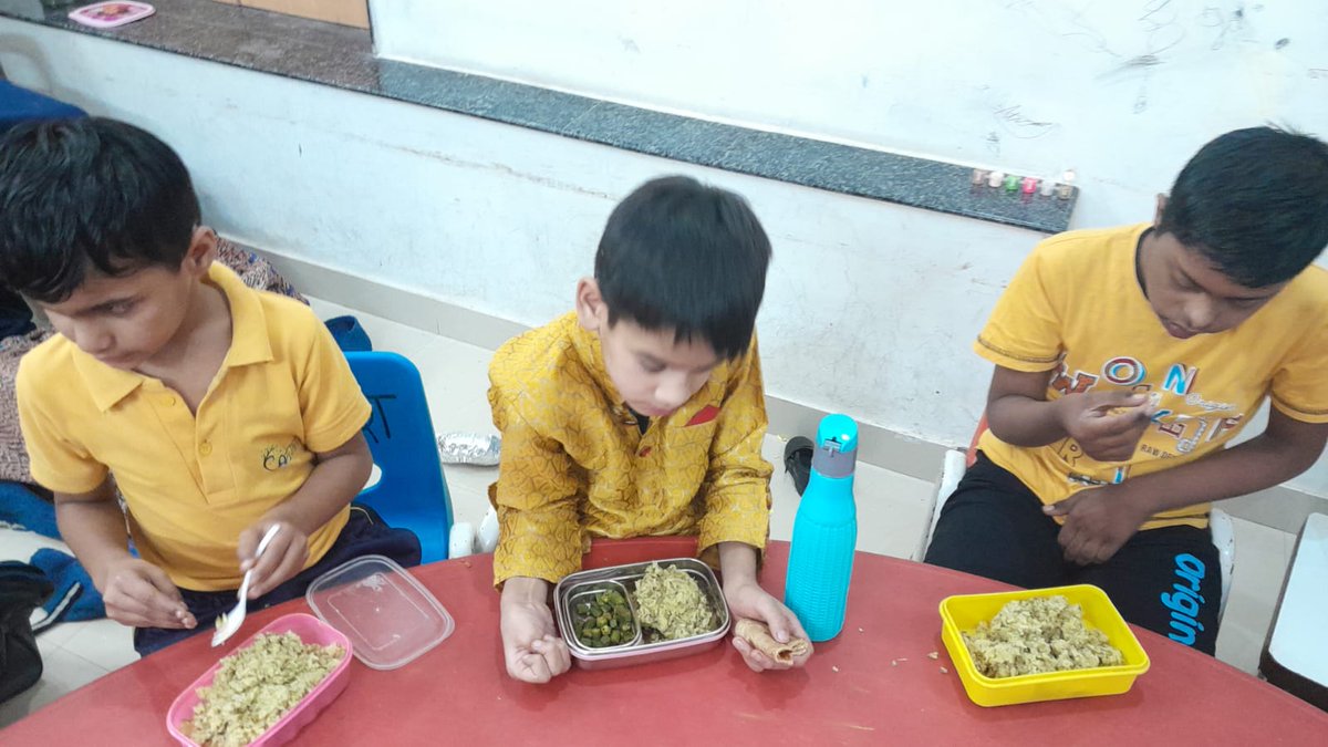 rmkmngo's tweet image. Feeding India by Zomato is providing daily meals to 240 students  at Minu School, Ajmer(A Unit of RMKM Chachiyawas)  under #DailyFeedingProgram &amp;amp; #PoshanToPathshala.
With Khichdi &amp;amp; fresh fruits, our children are healthier &amp;amp; happier! 
#FeedingIndia #RMKM #MinuSchool