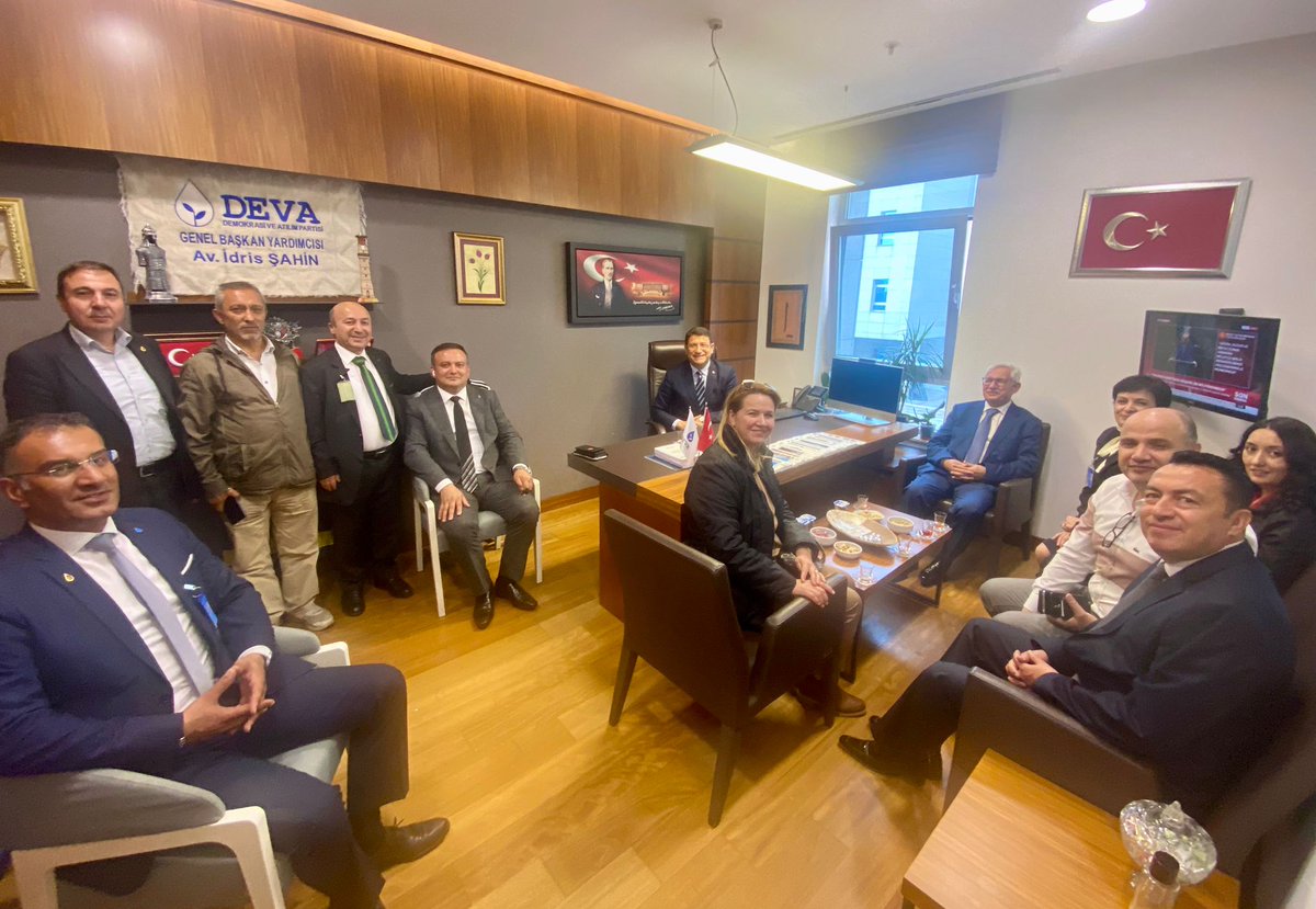 Grup toplantımız sonrasında İlçe Başkanımız Sn.Ali Ölmez ve yönetim kurulumuz ile birlikte İstanbul Milletvekilimiz Sn.Elif Esen ve Ankara Milletvekilimiz Sn.Av.İdris Şahin'i makamında ziyaret ettik. Nazik kabulleri için kendilerine teşekkür ederiz.