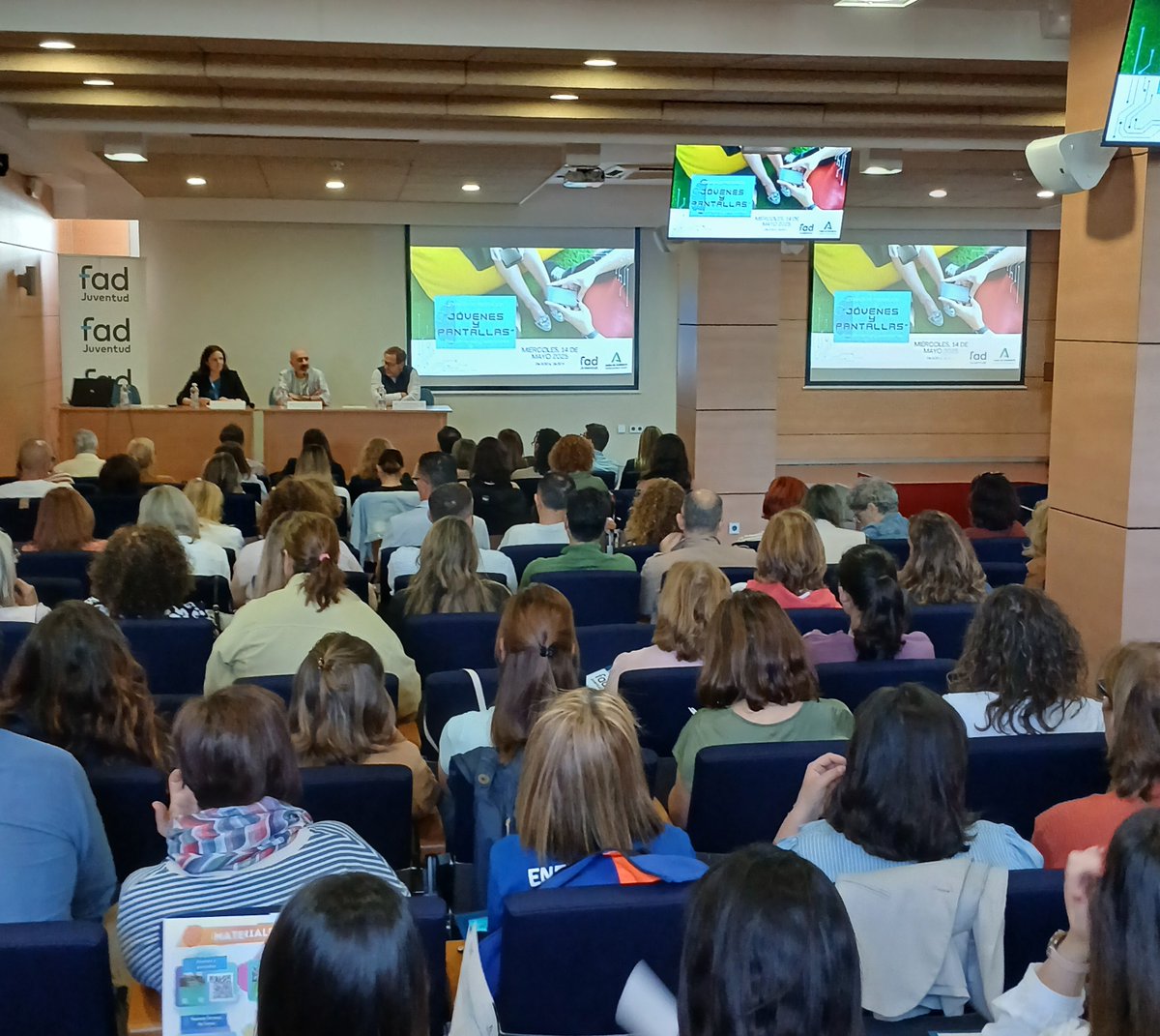 "Jóvenes y Pantallas: Salud Mental y Adicciones"
Hoy la <a href="/FadJuventud/">Fad</a> y Distrito Sevilla organizan esta primera jornada, donde 140 profesionales (Enfermeras RCE, de Familia y Técnicos E. Salud) se forman en novedades sobre el uso y los riesgos de pantallas y entornos digitales.