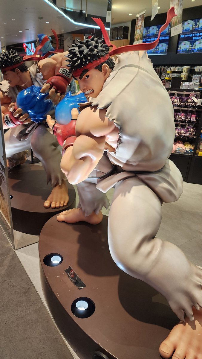 The obligatory photo from Capcom Cafe. Where's the one with JP or Juri?!