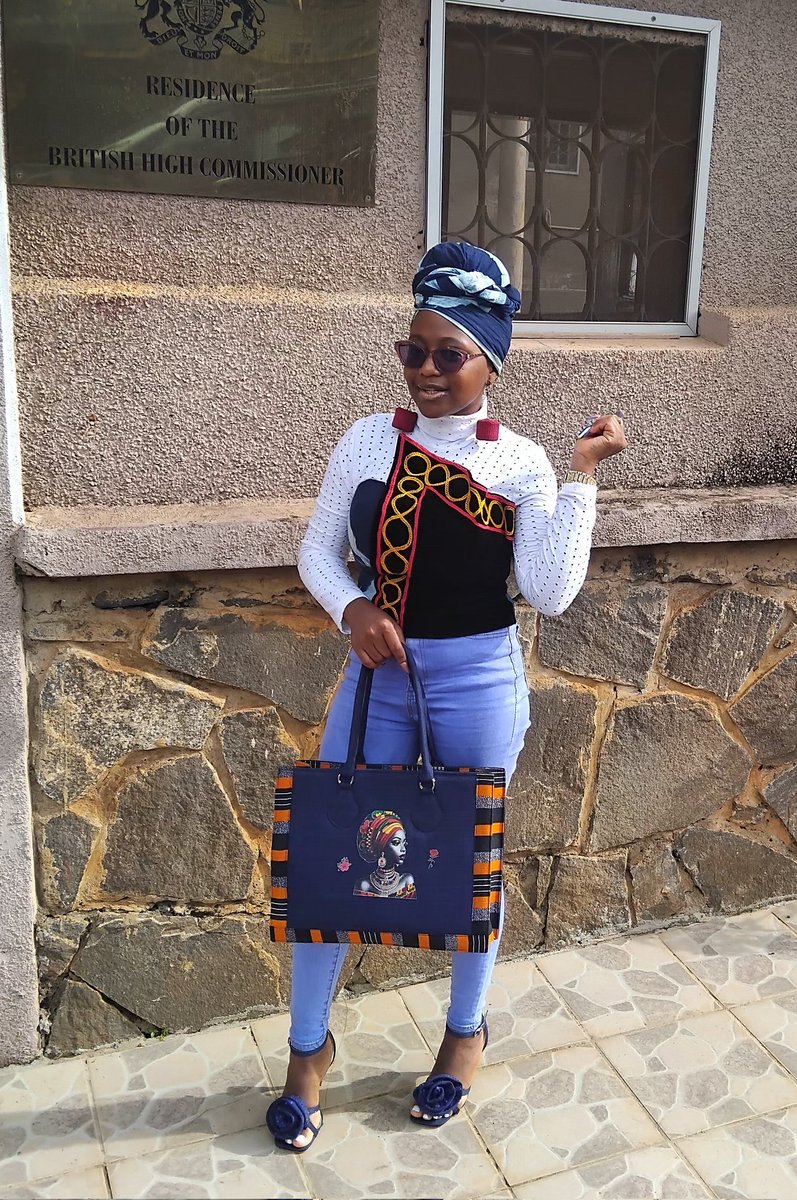 There's a general notion that photographers don't dress well. I bet yo differ. What are your thoughts?

#Photojournalist
#debata