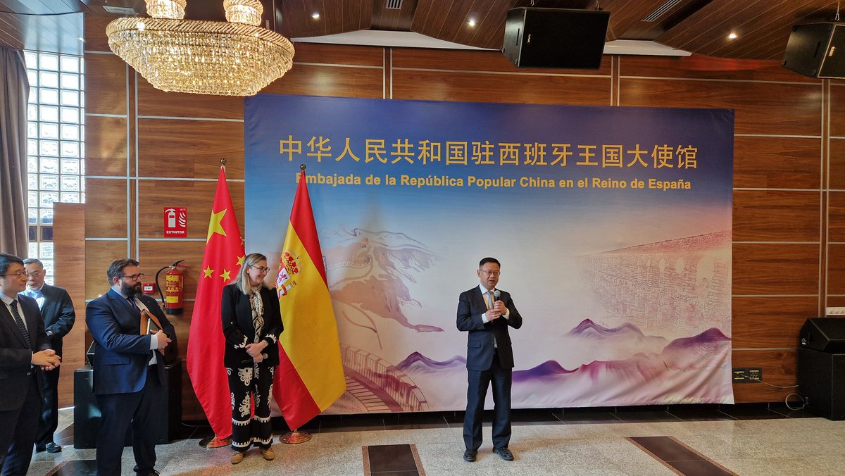 Fundación COPE (@fundacioncope) on Twitter photo Los alumnos del Máster de COPE visitaron el pasado viernes la <a href="/ChinaEmbEsp/">Embajada de China en España</a>, donde fueron recibidos por el ministro Qu Xun. Una oportunidad para conocer de cerca la labor diplomática y los vínculos entre ambos países. 🇨🇳🤝🇪🇸 Los alumnos del Máster de COPE visitaron el pasado viernes la <a href="/ChinaEmbEsp/">Embajada de China en España</a>, donde fueron recibidos por el ministro Qu Xun. Una oportunidad para conocer de cerca la labor diplomática y los vínculos entre ambos países. 🇨🇳🤝🇪🇸
