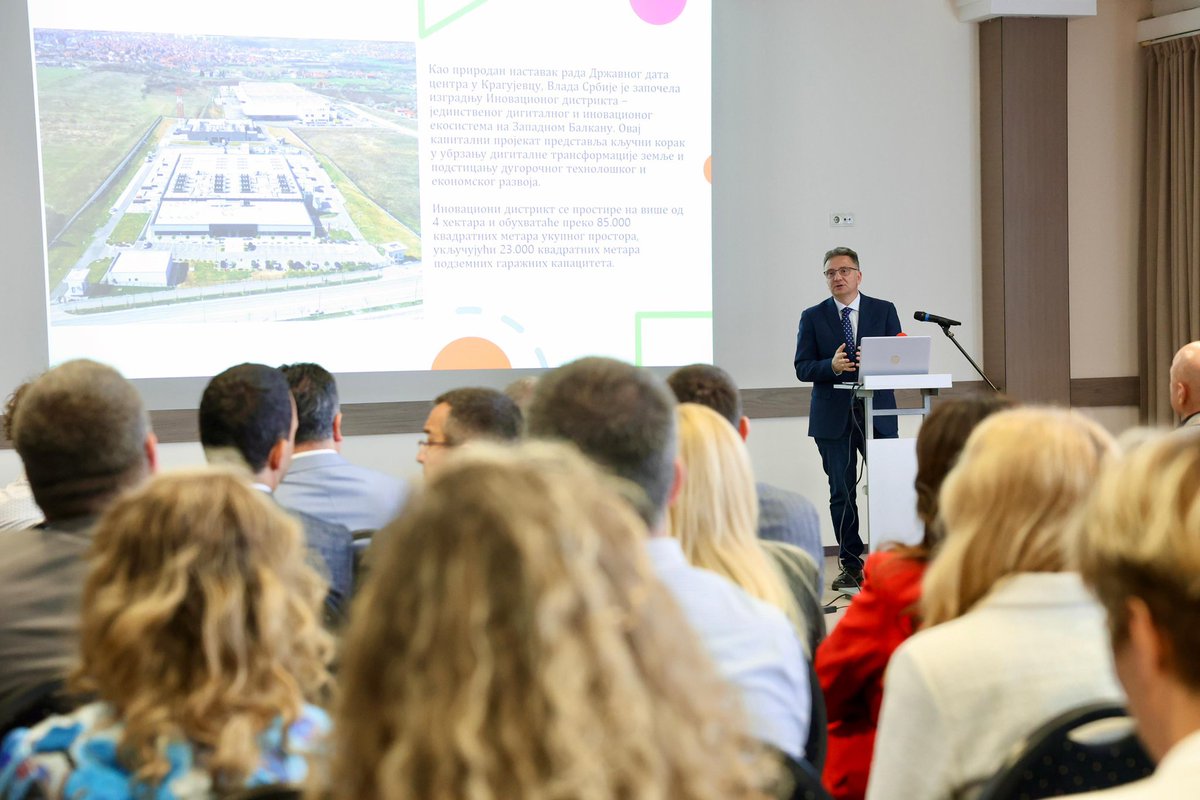 📌Заједно са представницима привреде обишао сам градилиште Иновационог дистрикта у Крагујевцу.  

🏗️Иновациони дистрикт гради се у у оквиру програма „Скок у будућност – Србија 2027“ и простираће се на 4,5 хектара. У току је прва фаза пројекта чија је вредност 24 милиона евра и