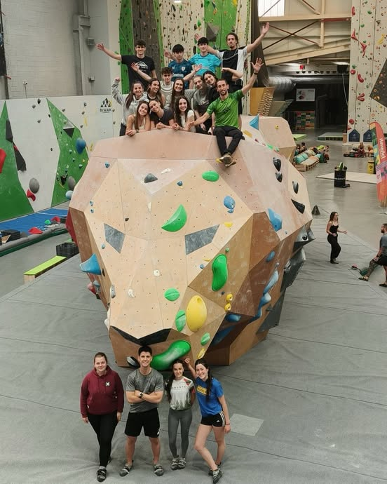 ArrigorriagaBHI's tweet photo. Eskalatzen, Batx2 ikasleekin.
Escalando con los alumnos de 2 Batx https://t.co/n3BiR6o79h
