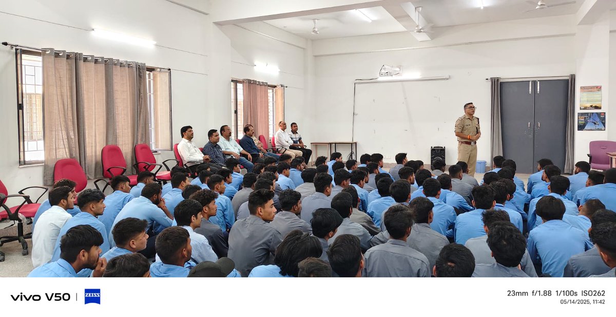 प्रभारी साइबर सैल और सीआईयू टीम श्रीनगर द्वारा ITI #कॉलेज_श्रीनगर में किया #जागरूकता_गोष्ठी का #आयोजन।

साइबर सुरक्षा, #सोशल_मीडिया से #सुरक्षा एवं #नशे के #दुष्प्रभावों के बारे में कॉलेज के छात्र-छात्राओं को दिया #जागरूकता का #संदेश।