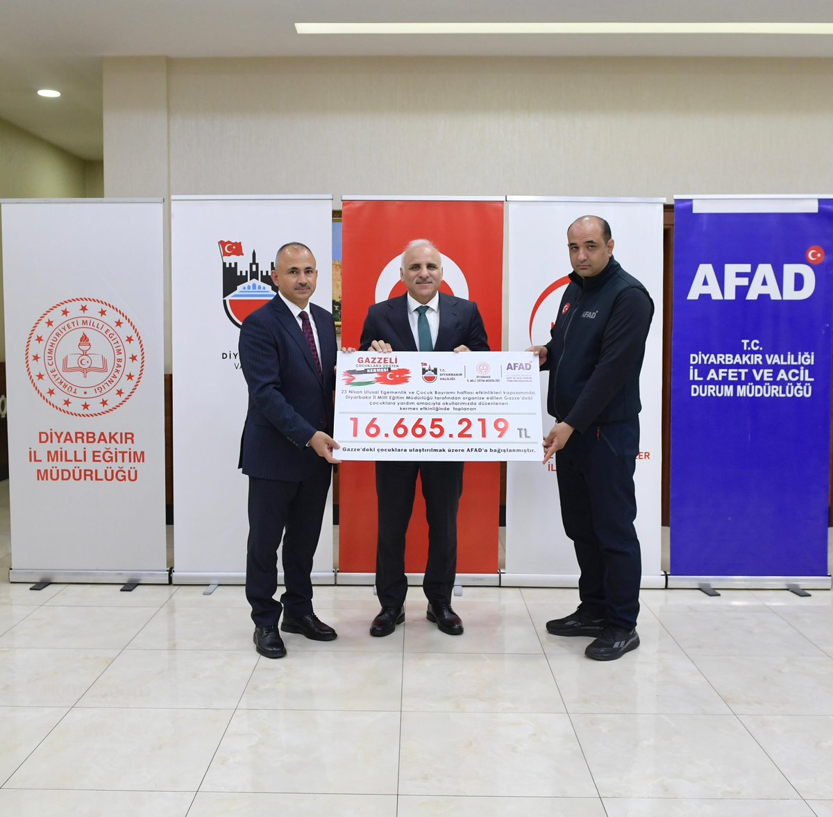📍 Diyarbakır’dan Gazze’ye Gönül Köprüsü

23 Nisan’da Diyarbakır’ımızın güzel yürekli çocukları, Gazze’deki kardeşleri için tek yürek oldu.

Gönüllülük esasına göre yürütülen kampanyada 16 milyon 665 bin TL bağış toplandı.

Bu büyük iyilik hareketinde emeği geçen tüm