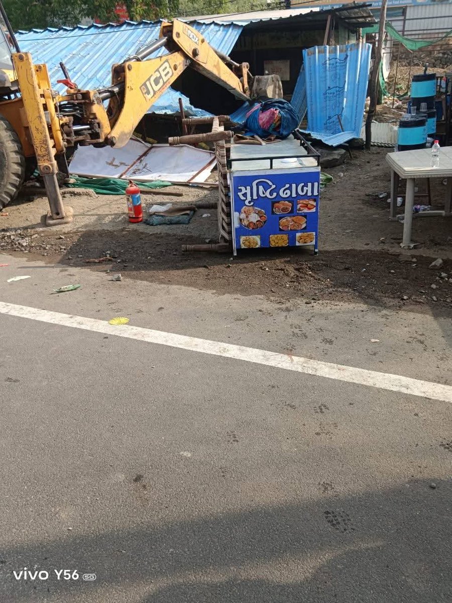 गुजरात:- केवड़िया में स्टेचू ऑफ़ यूनिटी के  आप-पास के आदिवासियों के घरों को आज BJP सरकार ने उजाड़ दिए।पूरे भारत में भाजपा सरकार आदिवासी समाज को उनकी  पुश्तैनी जमीनो से बेदखल कर रहा है।
BJP सरकार भारत के आदिवासियों को बर्बाद कर रही है।
#StatueOfDisplacement