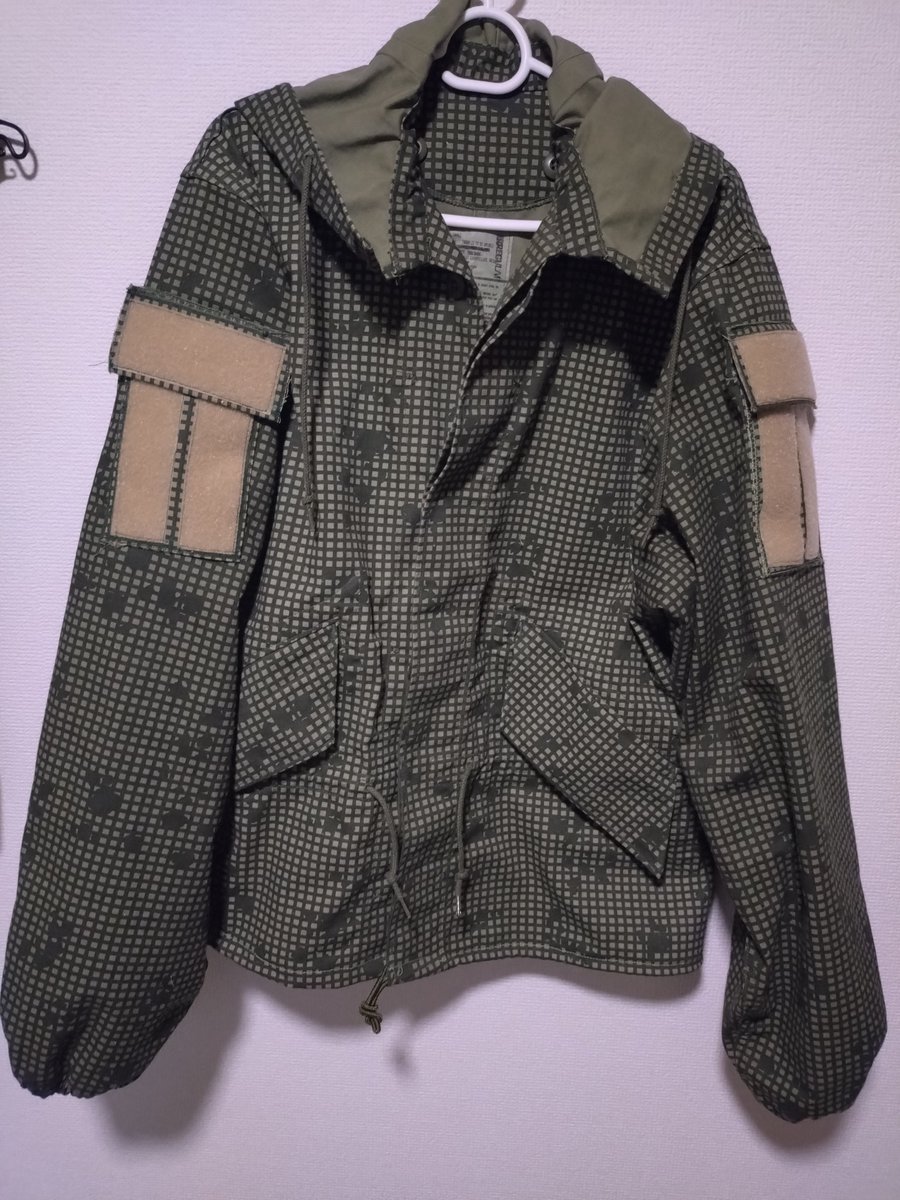 #Escapefromtarkov
#タルコフ
USECのNight Patrol完成。
実物ナイトカモの裾を切り落として丈を調整、取った生地を使って肩にポケット追加、ベルクロ貼り付けでそれっぽく仕上げて完成。

細かな失敗はあったけど、サバゲー&amp;コスプレ程度なら問題なさそう。