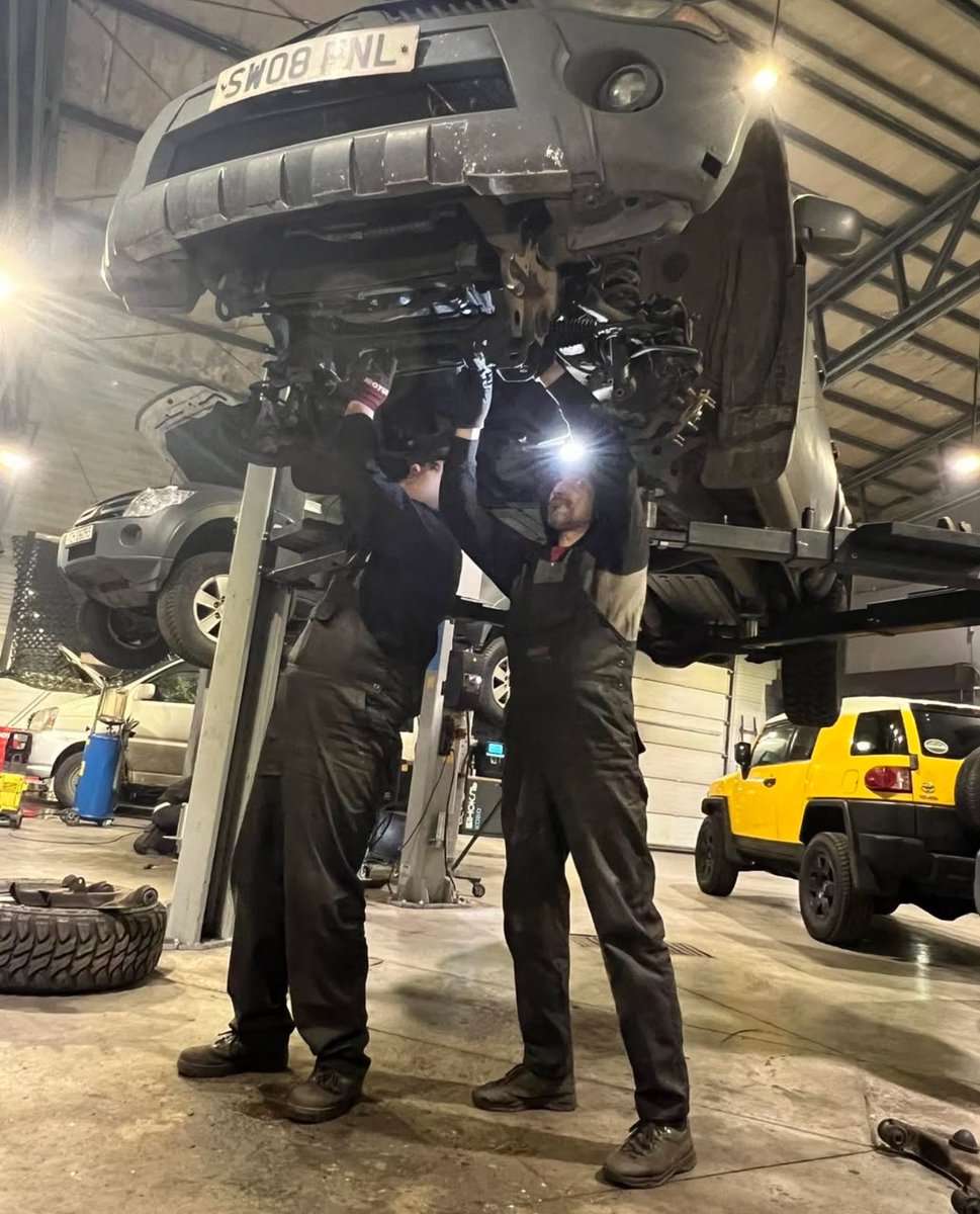 Ахуєнний автосервіс на Подолі шукає автомеханіка з досвідом.
По умовам і відповіді на питання, зможете отримати по 📞 або при особистій зустрічі. Кому реально цікаво - пишіть в особисті. 
І так, це той сам сервіс, який окрім цивільних машин, ремонтує єбєйшу кількість військових.