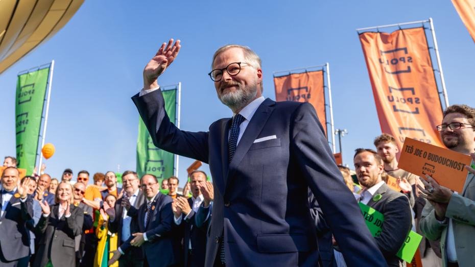 V den, kdy prezident Petr Pavel vyhlásil termín sněmovních voleb, spustila svoji kampaň koalice Spolu (ODS, KDU-ČSL, TOP 09). V té vsadila na téma bezpečnosti i porovnávání se s předchozím kabinetem Andreje Babiše (ANO). 

publico.cz/politika/fiala…