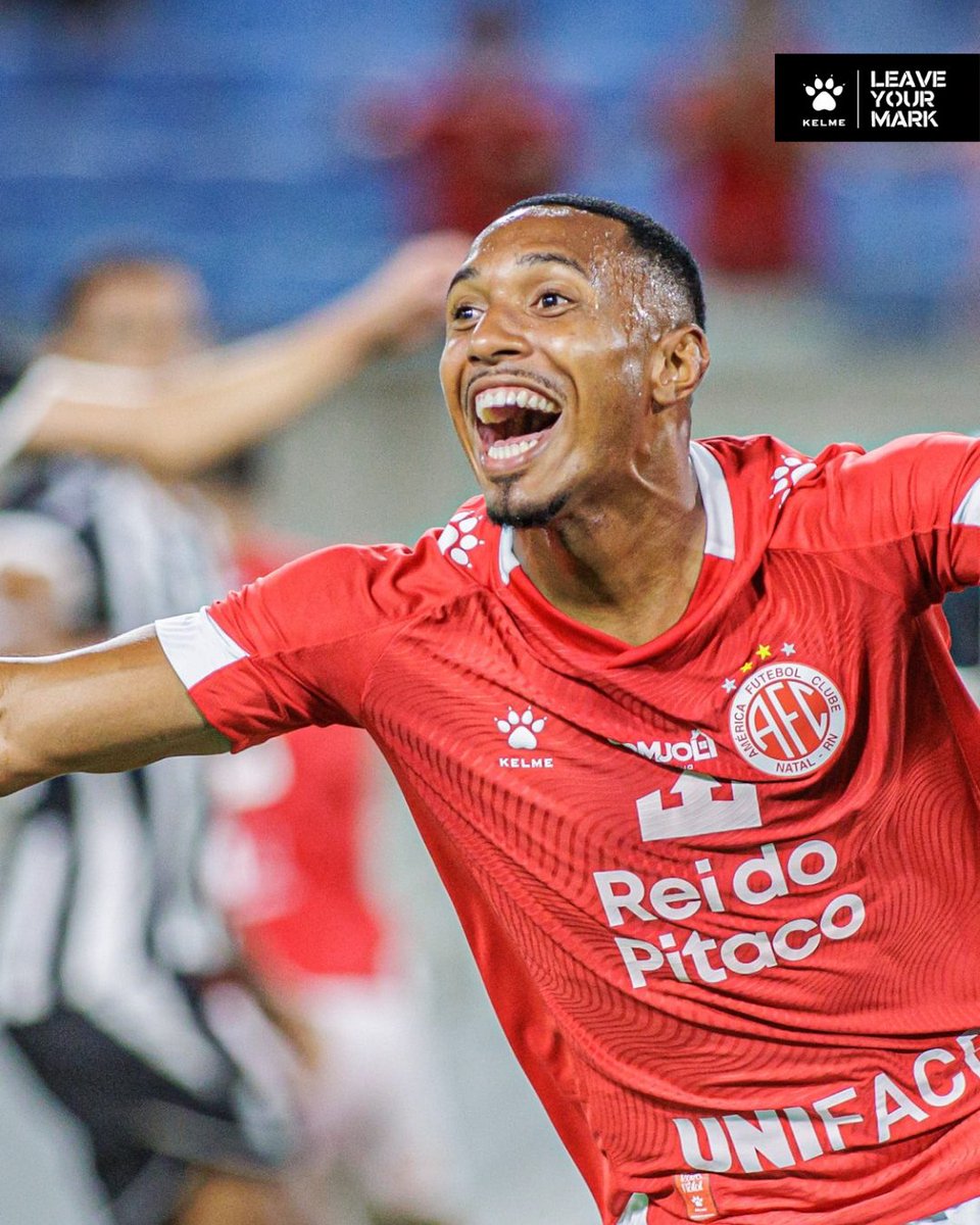 Kelmesports's tweet photo. No es solo una camiseta. Es historia, es @AmericaFCNatal ❤️

Vestir estos colores es llevar la pasión de un club que nació para luchar, creer y emocionar

Quien viste la de Mecão no entra en el campo solo. Entra con la voz de una ciudad, con el corazón de una historia centenaria. https://t.co/sQNqRelp53