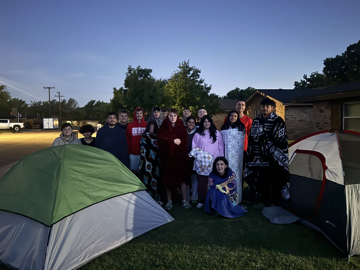 gerber_sid's tweet photo. What do you do when seniors camp out on your yard for senior prank?You feed them donuts and send them to class. They are lucky the sprinklers did not run🤩 https://t.co/eXOVmoFtQi