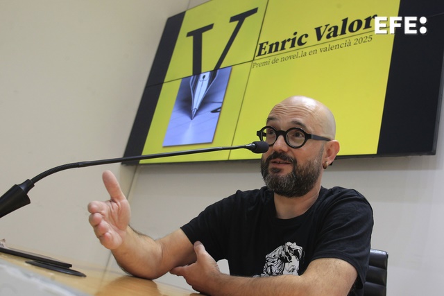 🖊️El escritor de Vila-real Jordi Colonques se ha adjudicado este miércoles el XXX Premi de Novel.la Enric Valor 2025.

🖊️Lo ha hecho con una novela de terror biológico, 'Carnívora', donde se refiere a una hipotética plaga en la ciudad de València.
