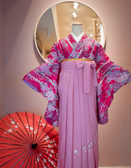 このピンクの花の着物はとても美しいです!赤い桜のパラソルを組み合わせて、優雅で日本的な風情を満たし、伝統とファッションの融合を完璧に表現します。