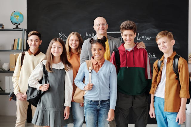 alexis dewaele (@psync_ugent) on Twitter photo Onderwijs kan levens redden.
In onze nieuwe studie tonen we aan dat inclusieve scholen écht het verschil maken voor LGBT+ jongeren in Europa: minder depressie, angst & suïcidale gedachten.
👉Lees meer via mensenkennis.be
#LGBTQ #Onderwijs #MentalHealth <a href="/mvanhout71/">Mieke Van Houtte</a> Onderwijs kan levens redden.
In onze nieuwe studie tonen we aan dat inclusieve scholen écht het verschil maken voor LGBT+ jongeren in Europa: minder depressie, angst & suïcidale gedachten.
👉Lees meer via mensenkennis.be
#LGBTQ #Onderwijs #MentalHealth <a href="/mvanhout71/">Mieke Van Houtte</a>