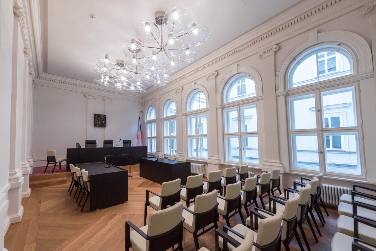 Odvolací soud porušil právo cizojazyčného otce na spravedlivý proces tím, že mu v klíčové fázi jednání nezajistil dostatečný prostor na tlumočení, přestože byl zjevně jazykově limitován a nemohl se k tvrzením matky přímo ani prostřednictvím své advokátky vyjádřit. Odvolací soud