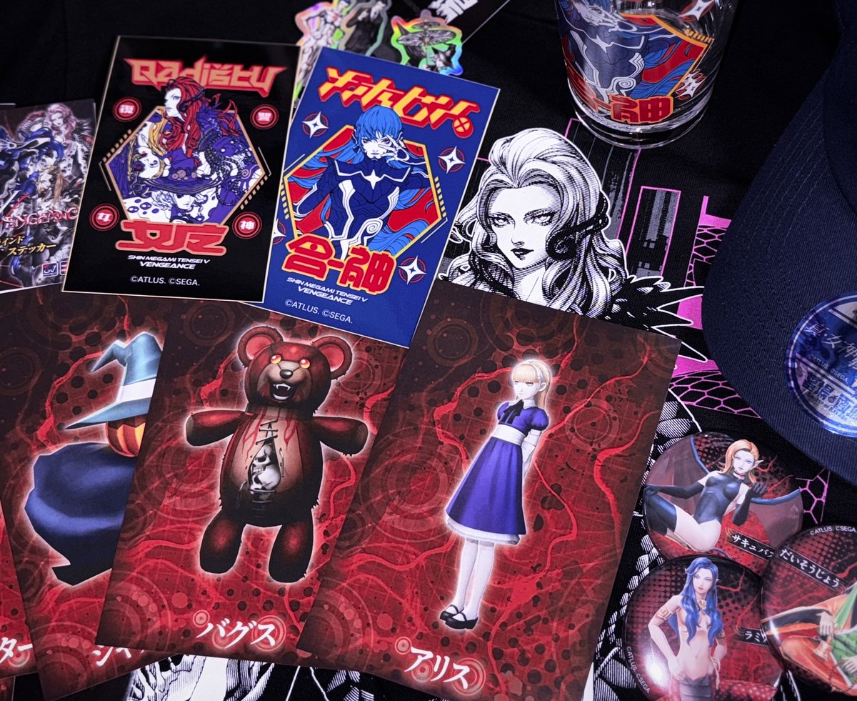 꽤 전에 열린 진여신전생5 벤젠스 팝업스토어에서 산 굿즈들,,, 잭프로스트 모자 정말 미친 듯이 귀여움🥶 앨리스가 갖고 싶어서 샀던 포카세트와...