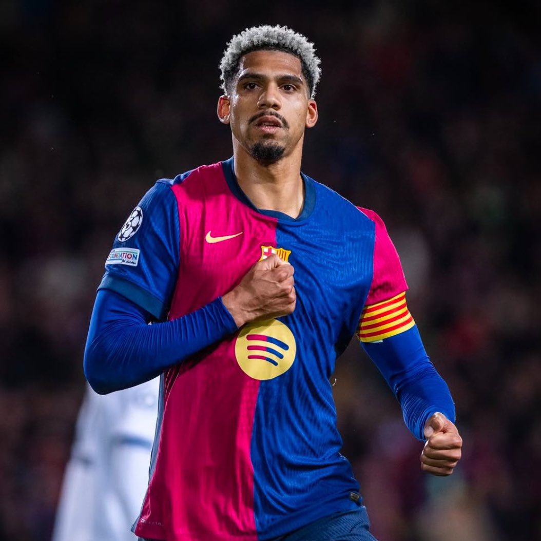 FabrizioRomano's tweet photo. 🚨 Flick: “We have spoken to Ronald Araújo. We all made mistakes in Milan… We all fail at some point, no matter the profession”.

“We've all been through such situations, it’s key how to handle them. That’s why I want to protect Araújo, he’s not the only one who made a mistake”. https://t.co/yUBpsL08nU